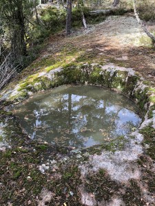 Jättegryta 1,5 m i diameter och 80 cm djup 